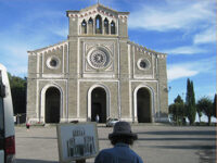 Artist in front of a church in Cortona during Walk the Arts top painting workshop in Italy